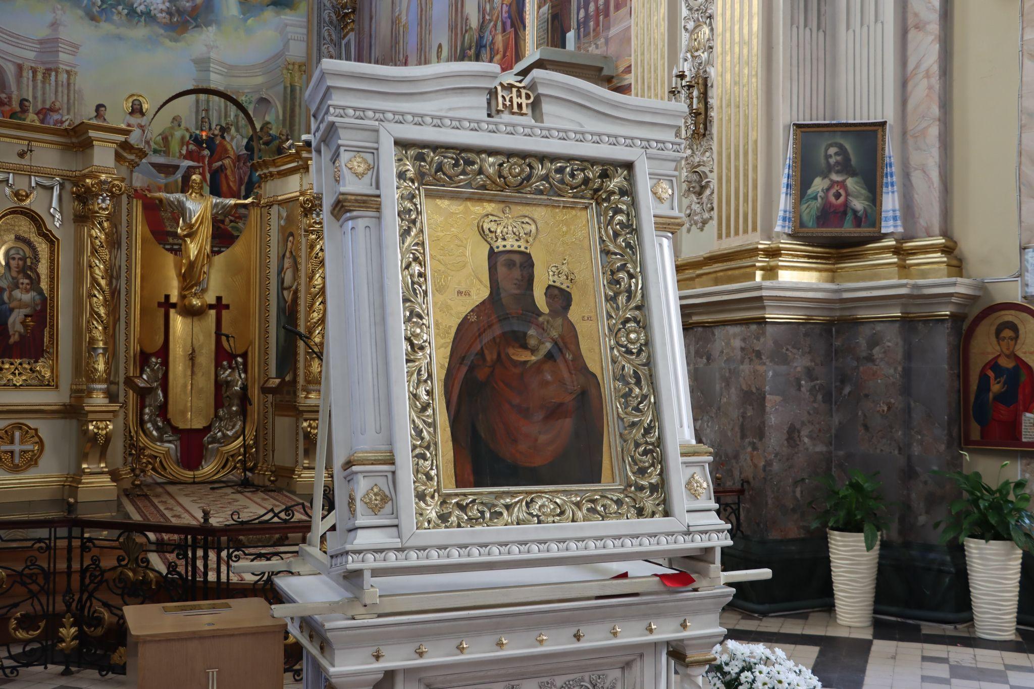 Новини Тернополя - фото з Тернополяни приходять з молитвою за воїнів та мир в Україні до ікони Матері Божої Зарваницької