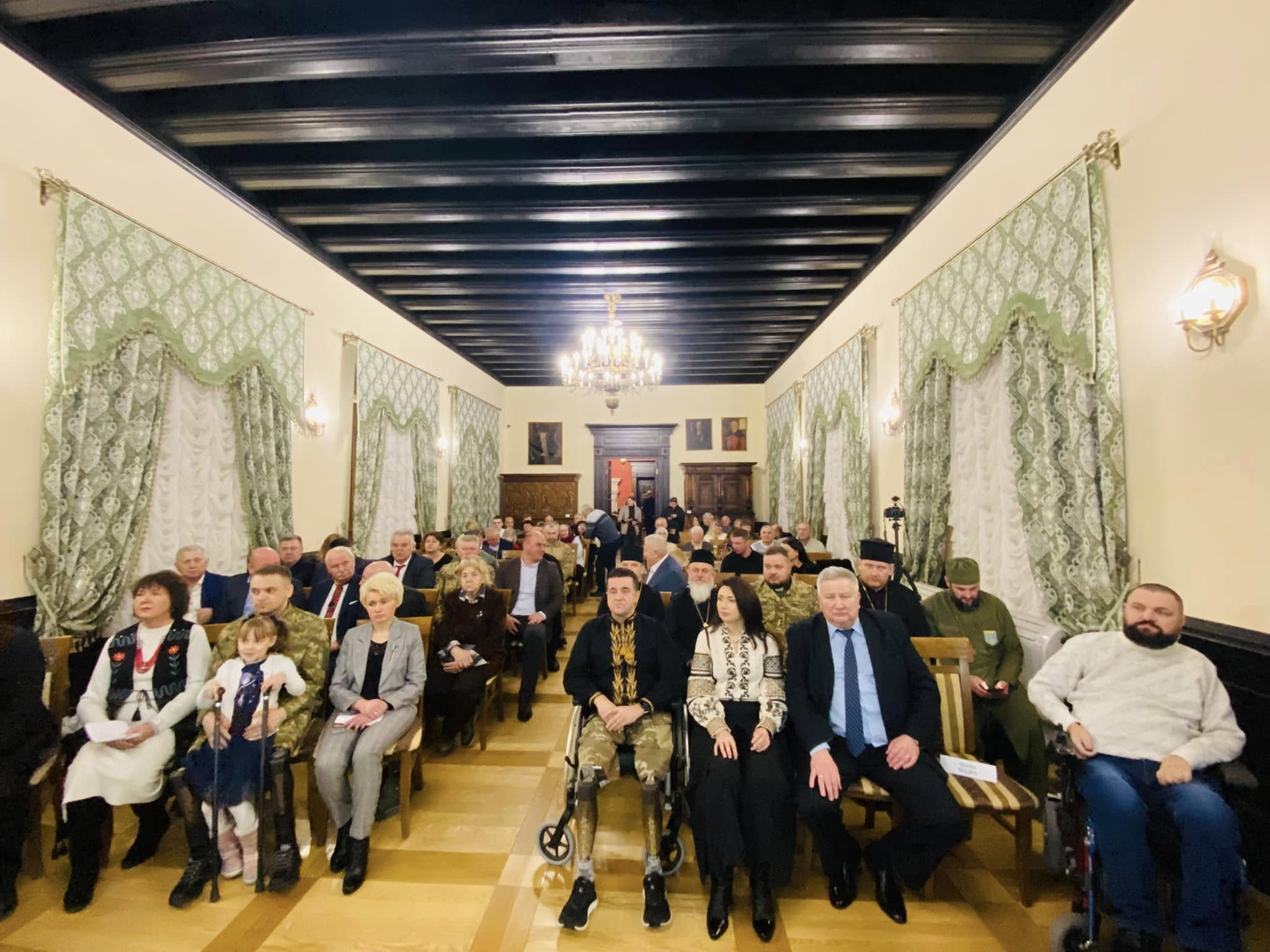 Новини Тернополя - фото з «Людина року — 2024»: хто із знаних людей Тернопільщини отримав почесне звання На зображенні може бути: 6 людей та Овальний кабінет