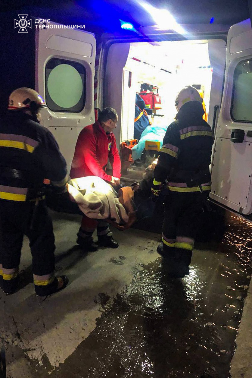 На зображенні може бути: 3 людини, швидка допомога та текст