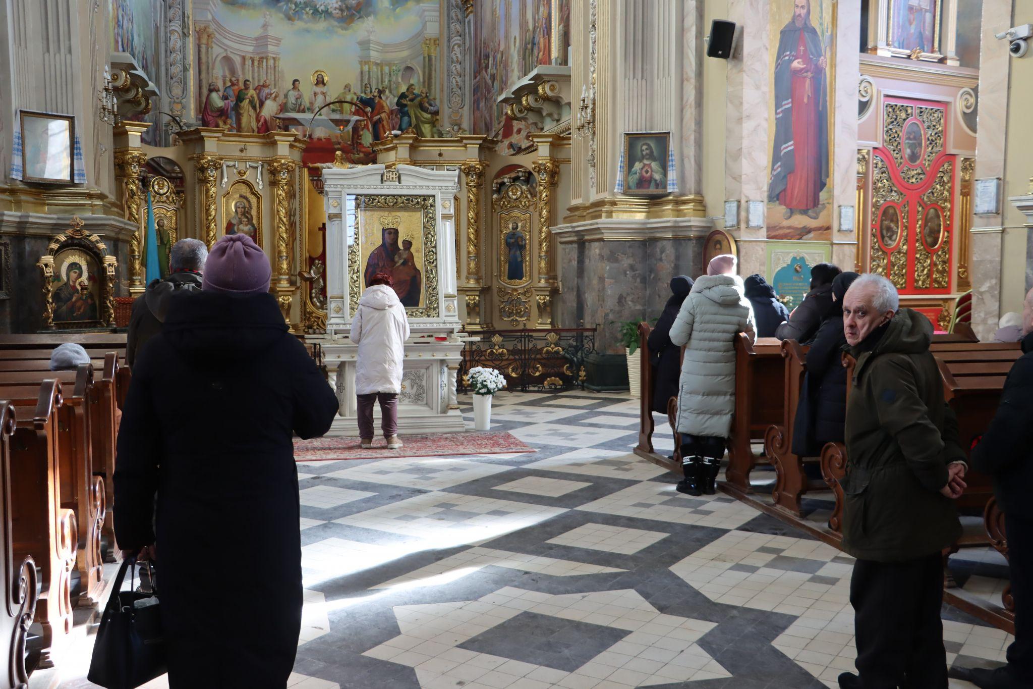 Новини Тернополя - фото з Тернополяни приходять з молитвою за воїнів та мир в Україні до ікони Матері Божої Зарваницької