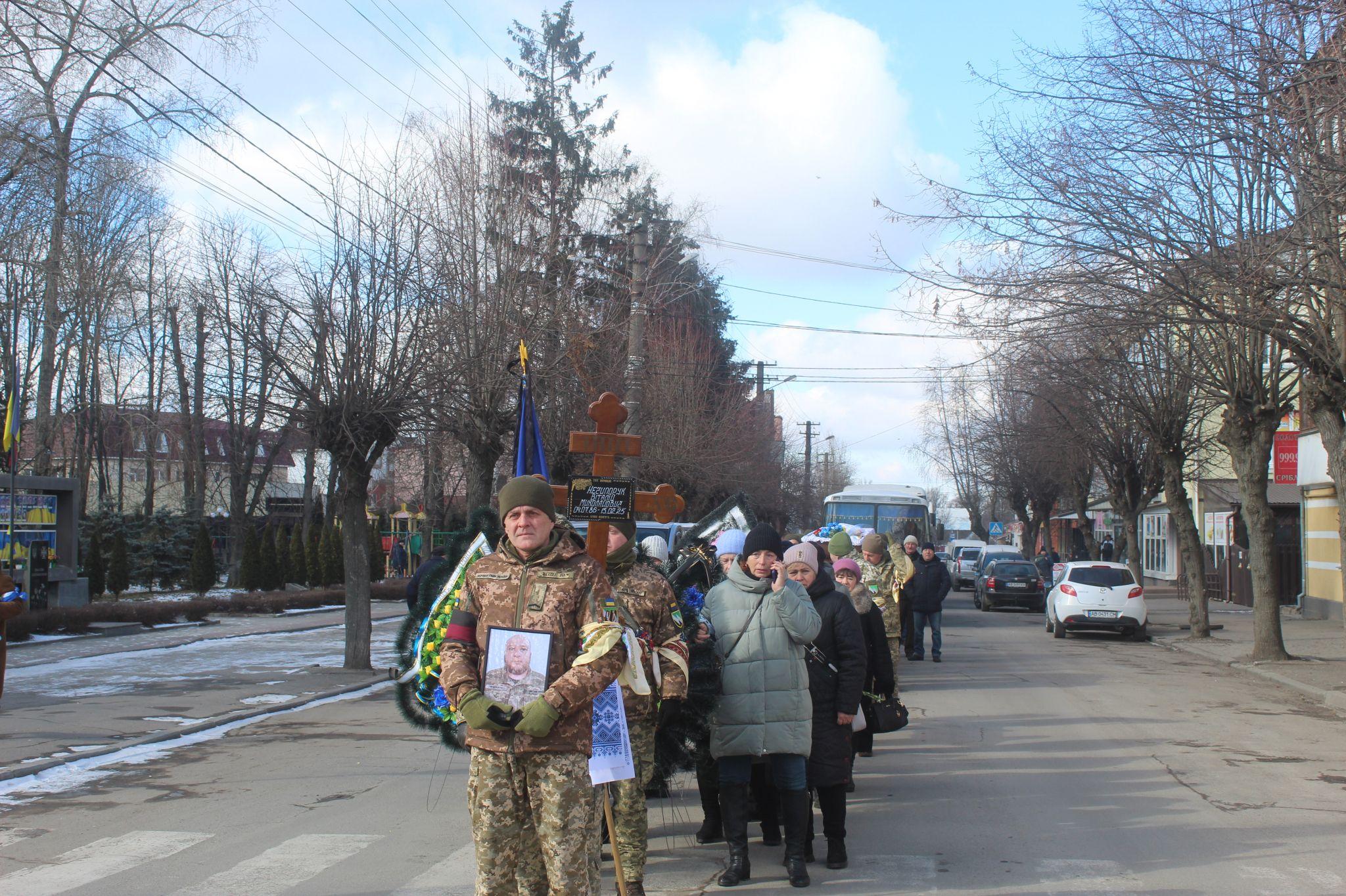 Новини Козятина - фото з Віталія провели в останню дорогу живими коридорами від побратимів, сусідів, громади