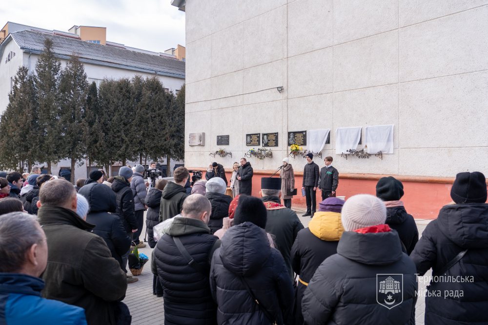 Новини Тернополя - фото з На фасаді школи №9 відкрили меморіальні дошки трьом українським захисникам