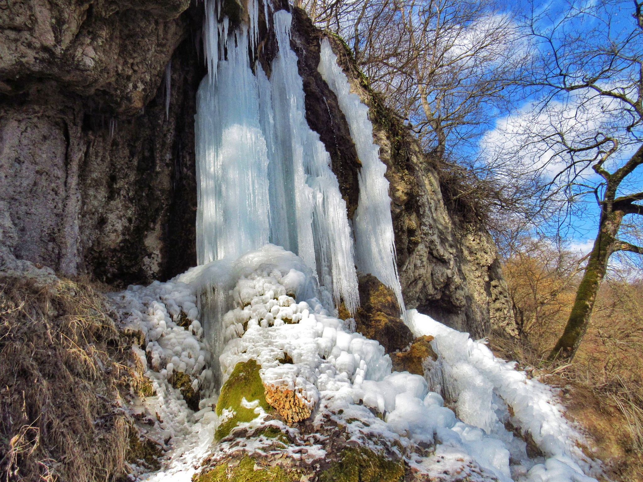 Новини Тернополя - фото з Захоплює дух від краси: неймовірні кадри водоспаду «Дівочі сльози» показали в мережі На зображенні може бути: водоспад