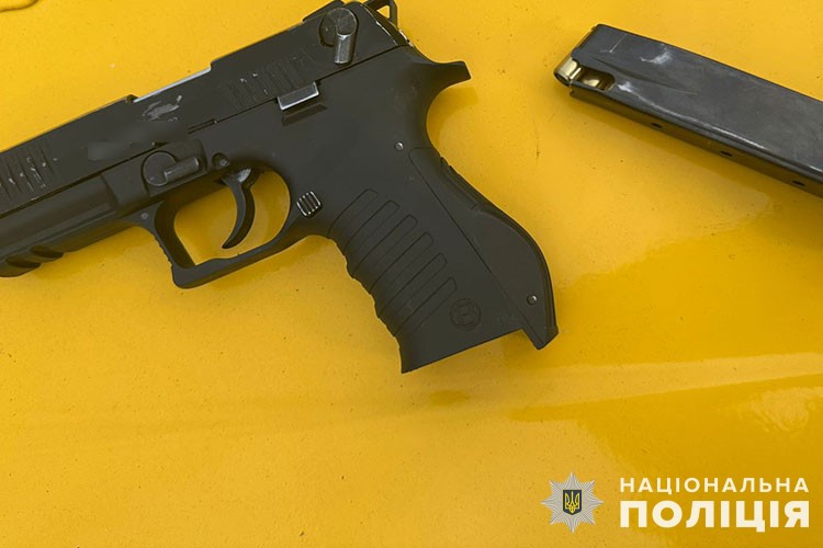 Новини Тернополя - фото з Саморобний пістолет знайшли у чоловіка з Микулинецької громади поліцейські вилучили у жителя микулинецької громади саморобний пістолет