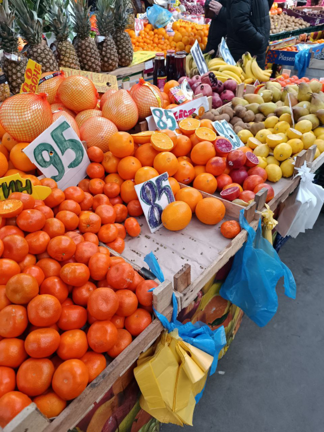 Новини Тернополя - фото з Продають полуницю та червоні апельсини: які ціни на фрукти та овочі на ринку у Тернополі