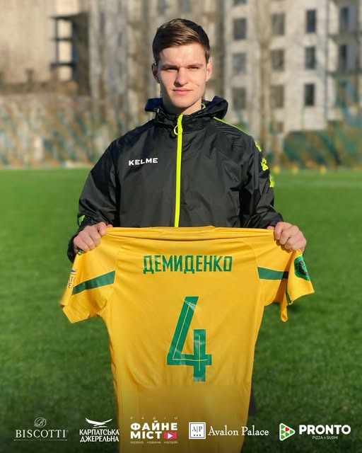 Новини Тернополя - фото з ФК «Нива» Тернопіль має першого новачка сезону На зображенні може бути: 1 особа, грає у футбол, гра в американський футбол та текст «KELME ΜE AEMИAeHKO 4 BISCOTTI KAPnATCbKA AЖEPEлbHA ФAЙHE MICT agranca HoBиHи HecTpий A/P +.• Avalon AvalonPalace Palace PRONTO»