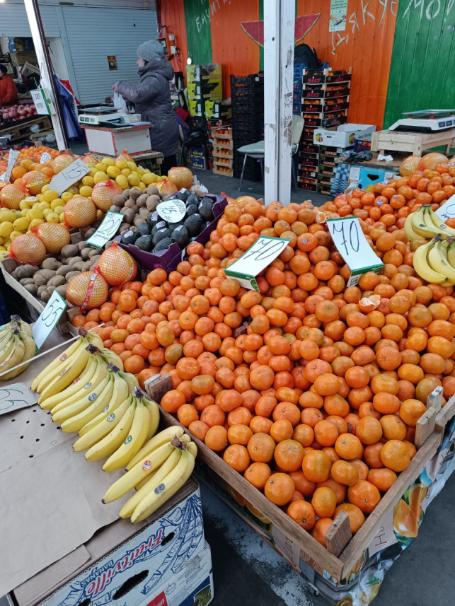 Новини Тернополя - фото з Продають полуницю та червоні апельсини: які ціни на фрукти та овочі на ринку у Тернополі