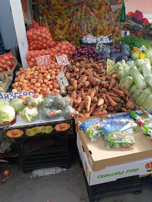 Новини Тернополя - фото з Продають полуницю та червоні апельсини: які ціни на фрукти та овочі на ринку у Тернополі