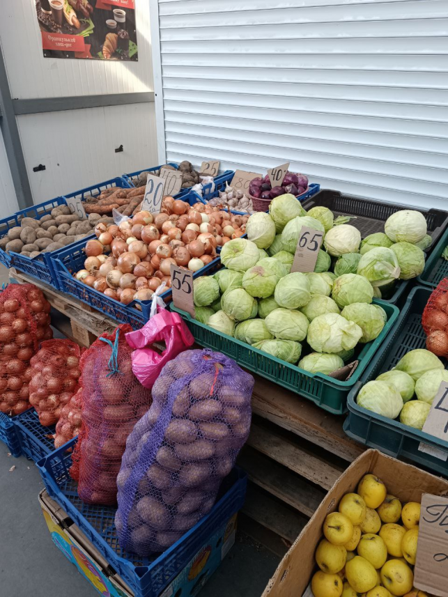 Новини Тернополя - фото з Продають полуницю та червоні апельсини: які ціни на фрукти та овочі на ринку у Тернополі