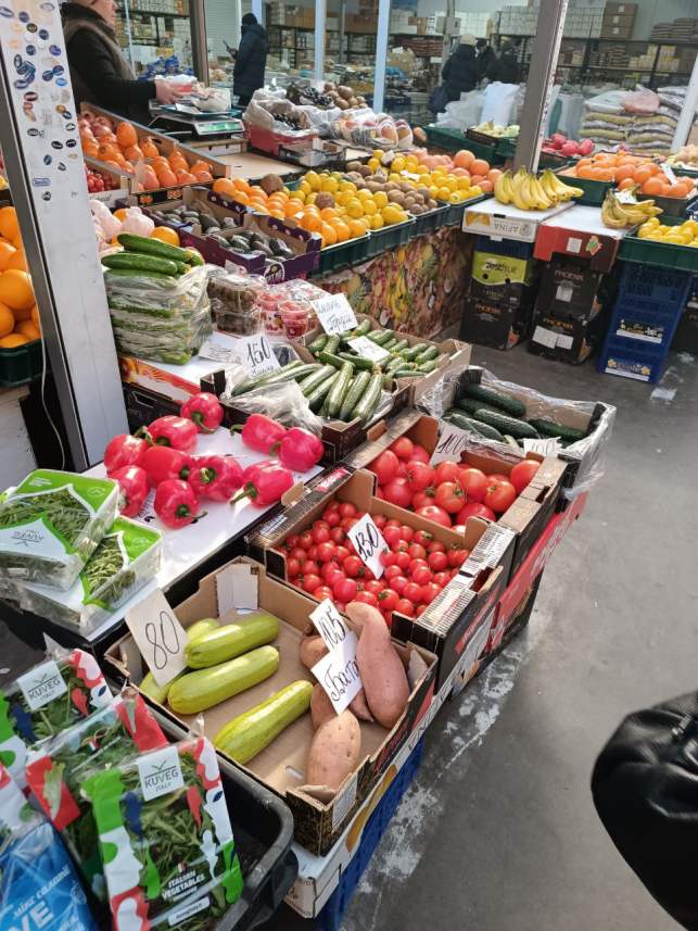 Новини Тернополя - фото з Продають полуницю та червоні апельсини: які ціни на фрукти та овочі на ринку у Тернополі