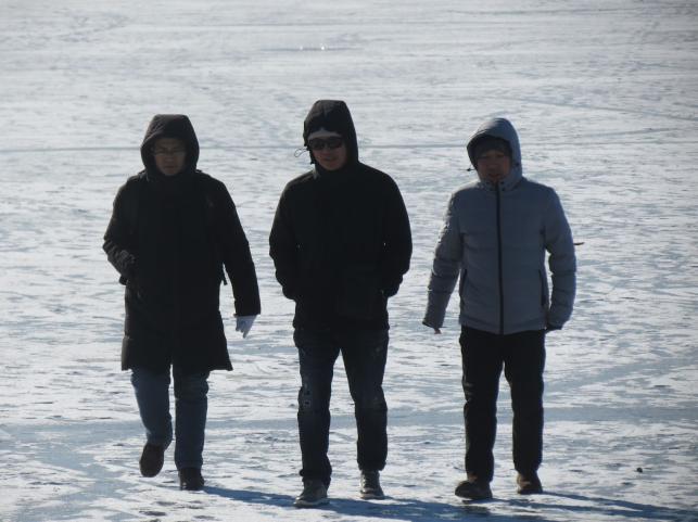 Новини Тернополя - фото з Гуляють, фотографуються та катаються на санках: тернополяни виходять на кригу Ставу
