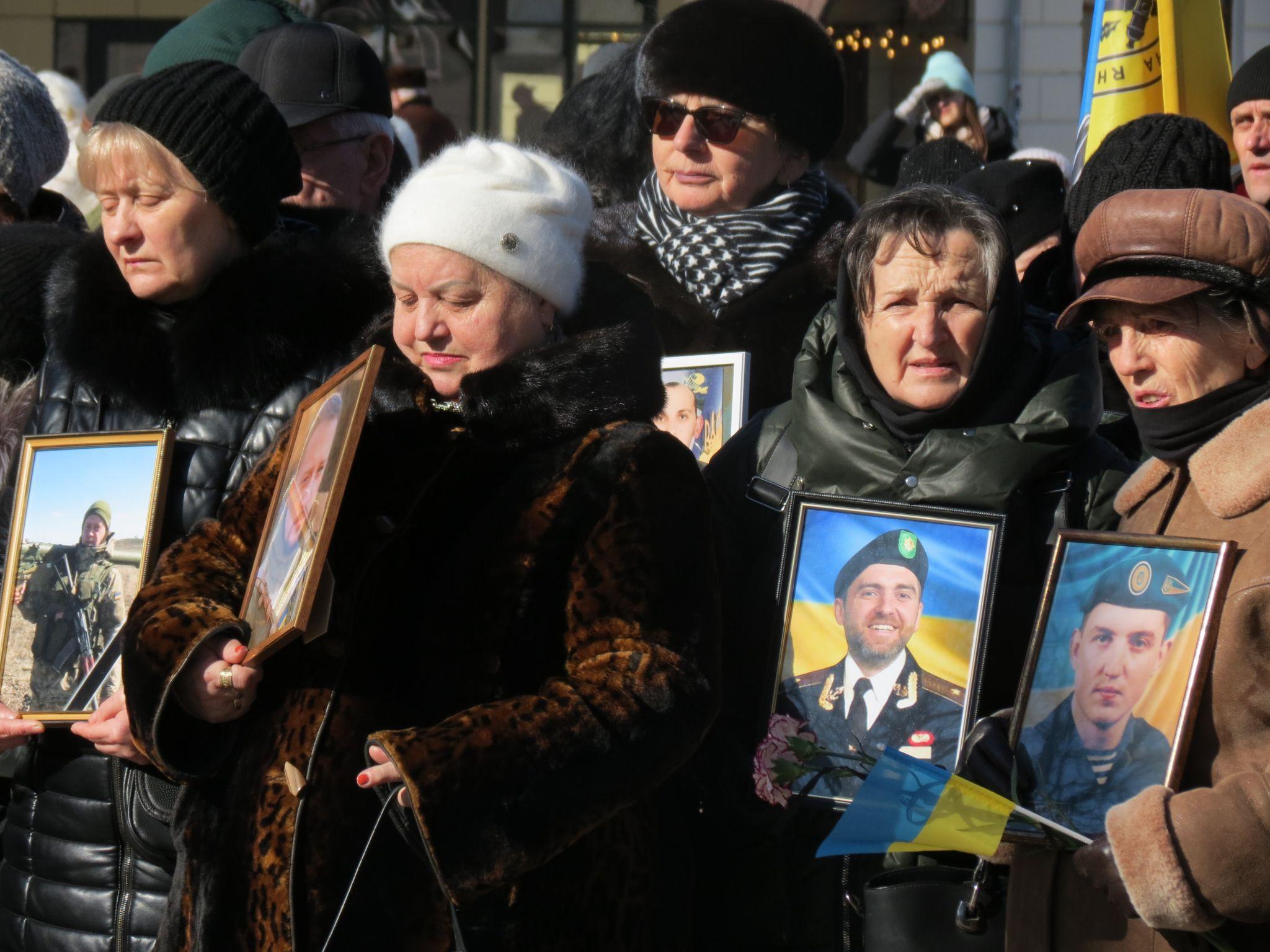 Новини Тернополя - фото з З портретами синів та чоловіків: у Тернополі вшанували загиблих Героїв