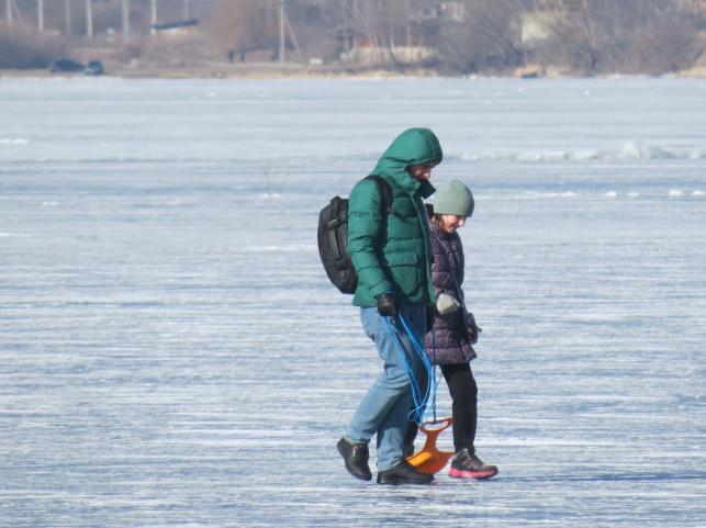 Новини Тернополя - фото з Гуляють, фотографуються та катаються на санках: тернополяни виходять на кригу Ставу