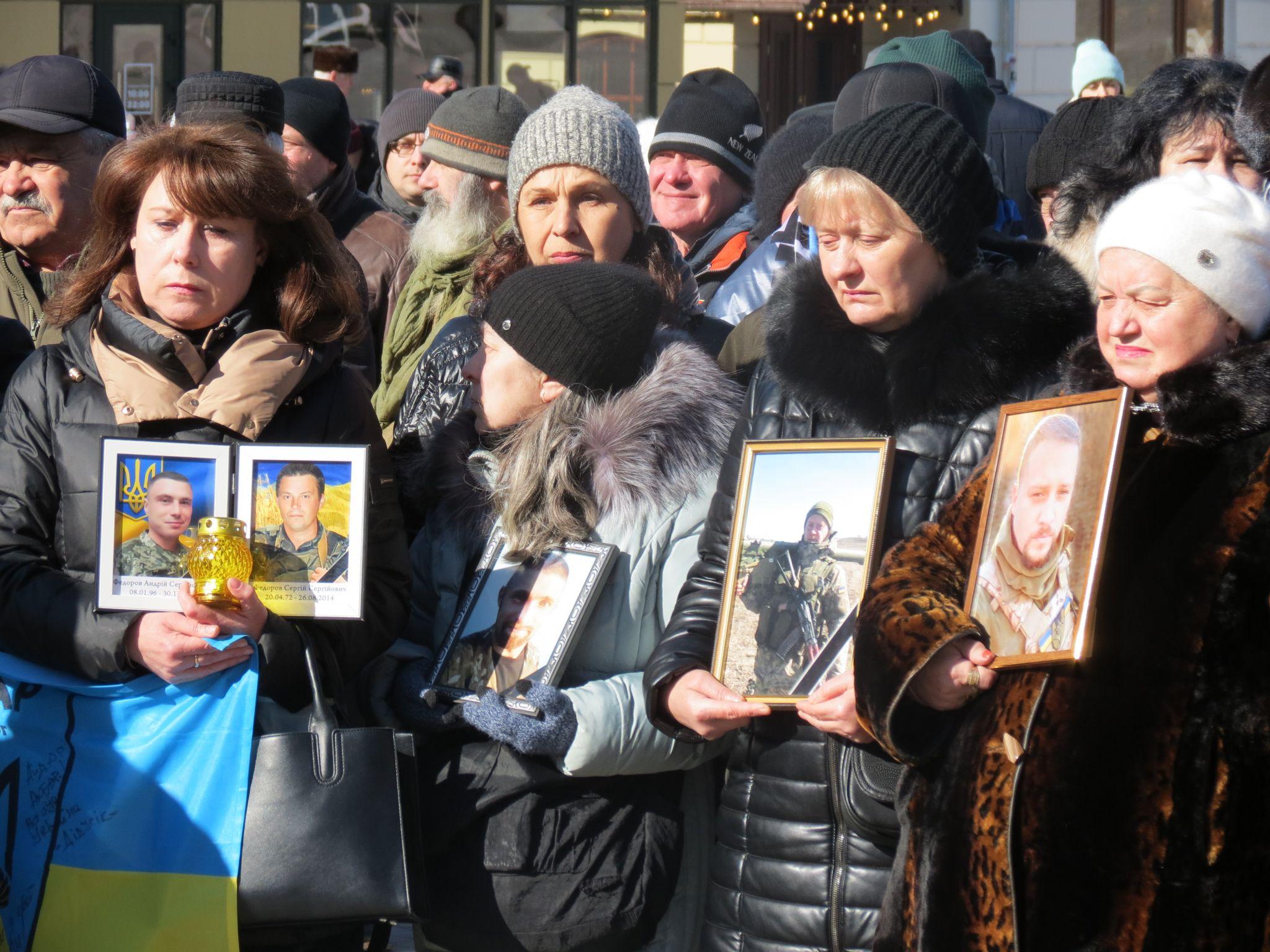 Новини Тернополя - фото з З портретами синів та чоловіків: у Тернополі вшанували загиблих Героїв