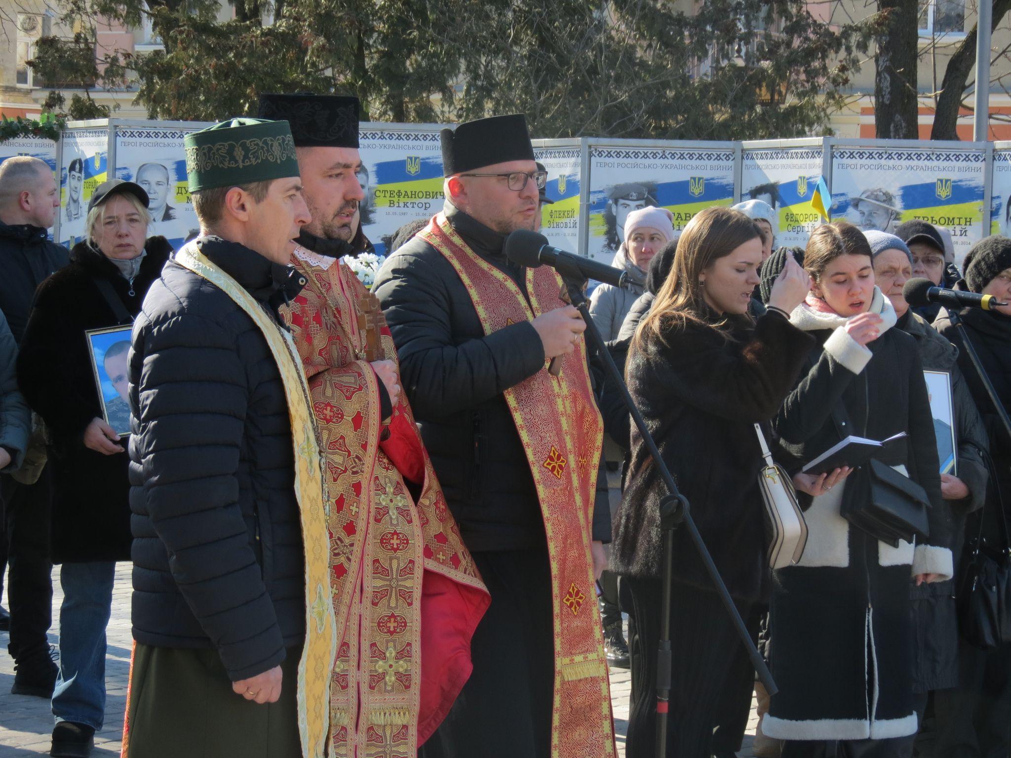 Новини Тернополя - фото з З портретами синів та чоловіків: у Тернополі вшанували загиблих Героїв