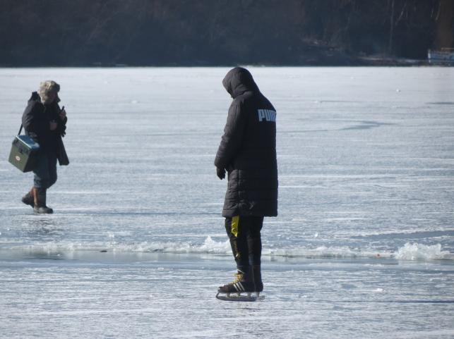 Новини Тернополя - фото з Гуляють, фотографуються та катаються на санках: тернополяни виходять на кригу Ставу