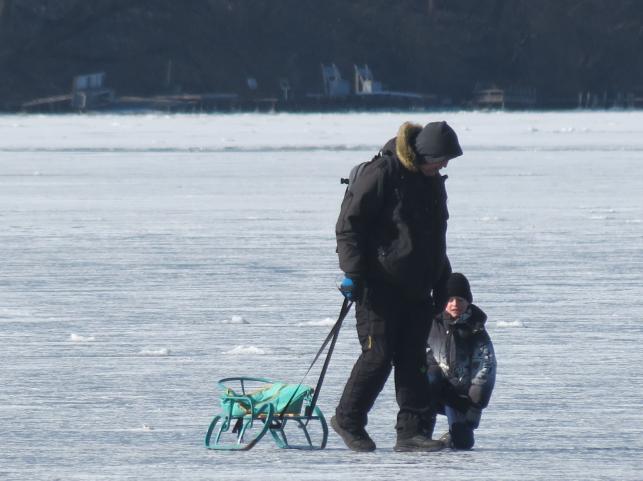 Новини Тернополя - фото з Гуляють, фотографуються та катаються на санках: тернополяни виходять на кригу Ставу