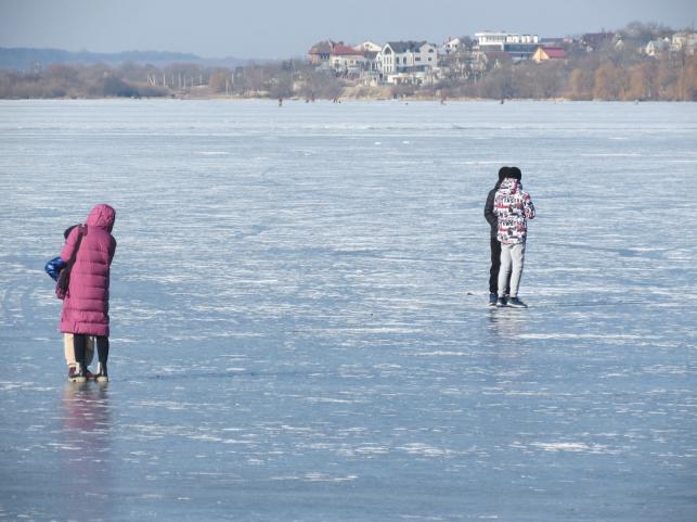 Новини Тернополя - фото з Гуляють, фотографуються та катаються на санках: тернополяни виходять на кригу Ставу