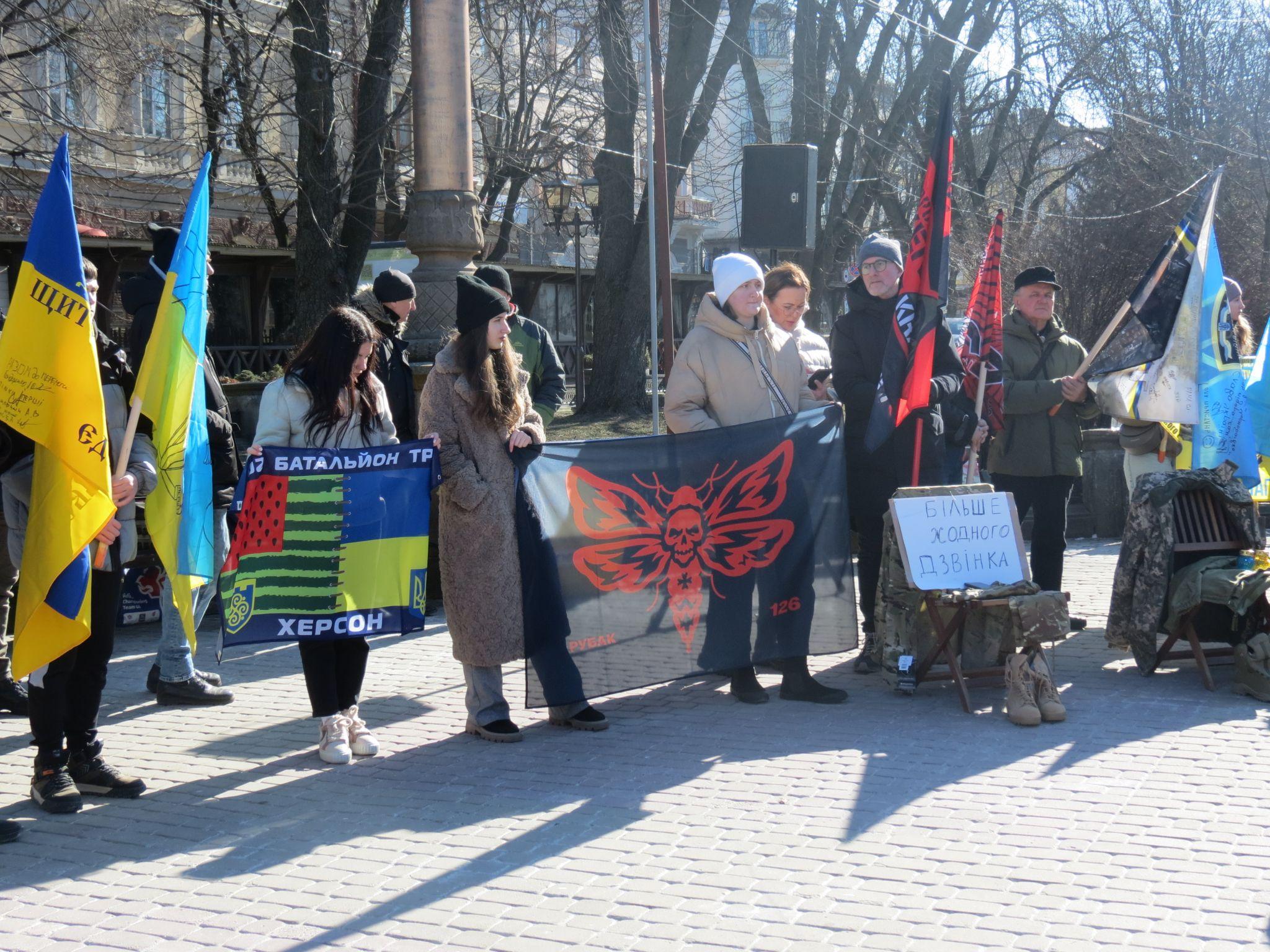 Новини Тернополя - фото з З портретами синів та чоловіків: у Тернополі вшанували загиблих Героїв