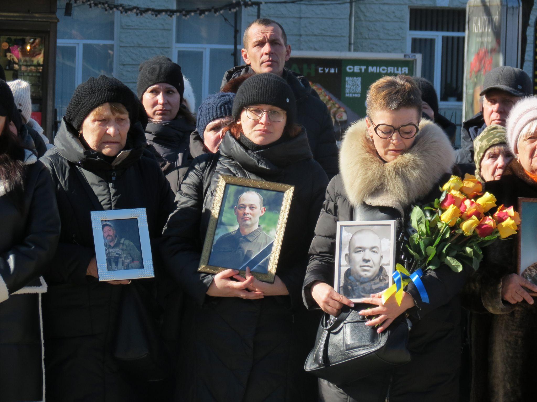 Новини Тернополя - фото з З портретами синів та чоловіків: у Тернополі вшанували загиблих Героїв
