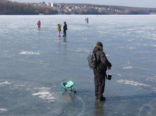 Новини Тернополя - фото з Гуляють, фотографуються та катаються на санках: тернополяни виходять на кригу Ставу