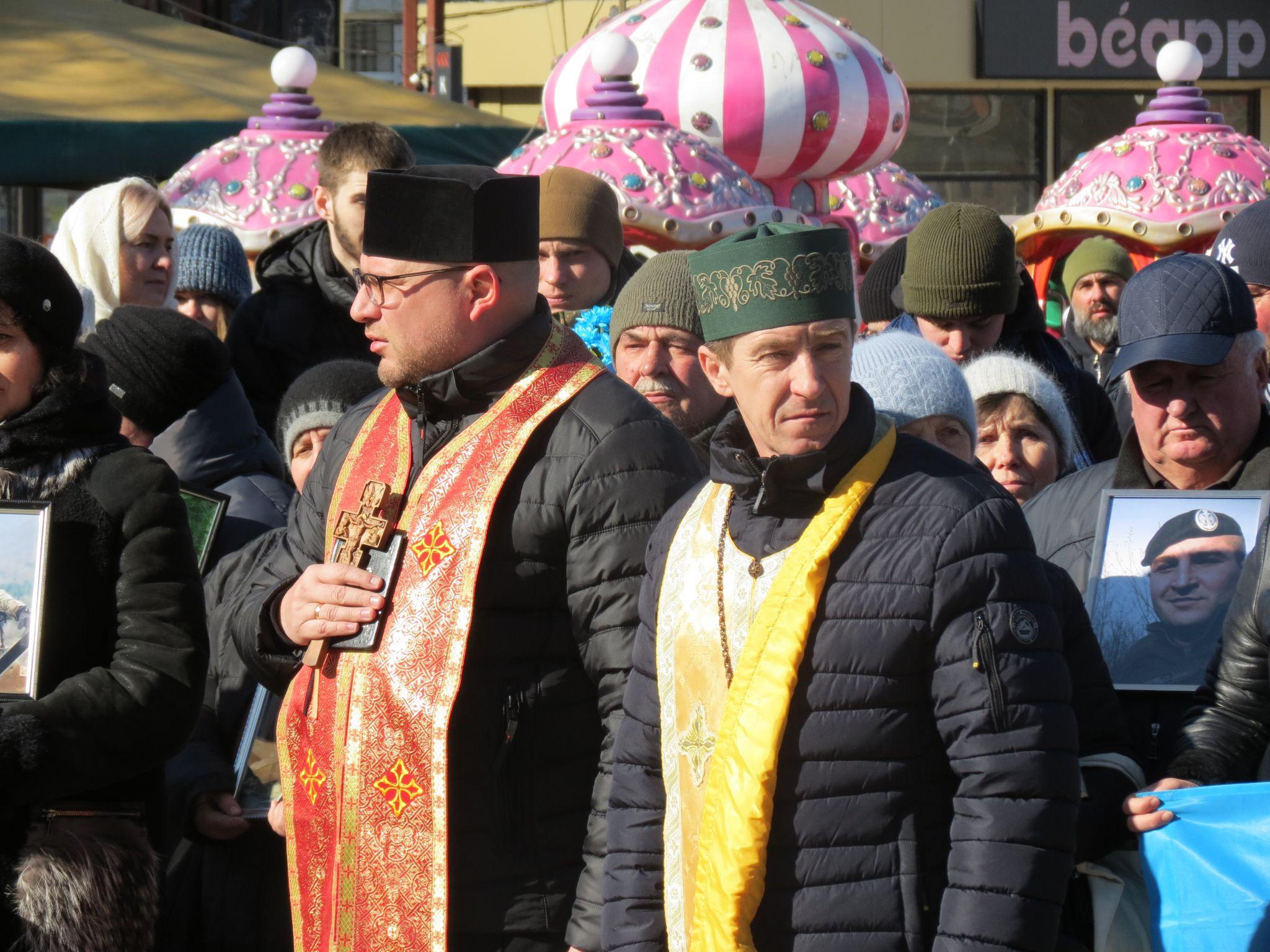 Новини Тернополя - фото з З портретами синів та чоловіків: у Тернополі вшанували загиблих Героїв