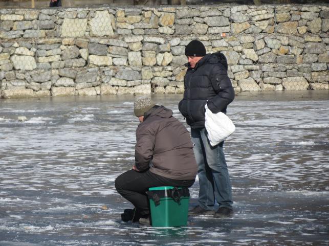 Новини Тернополя - фото з Гуляють, фотографуються та катаються на санках: тернополяни виходять на кригу Ставу