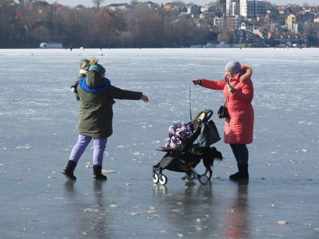 Новини Тернополя - фото з Гуляють, фотографуються та катаються на санках: тернополяни виходять на кригу Ставу