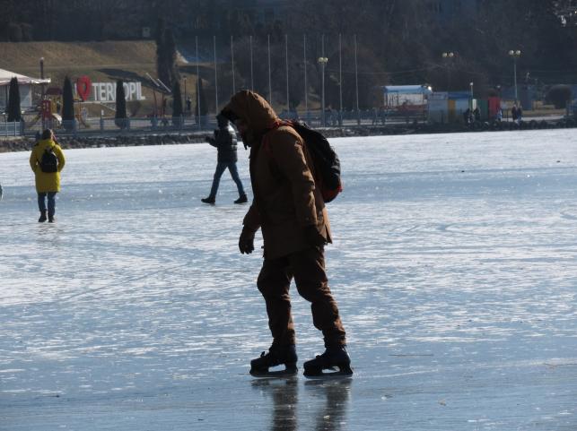 Новини Тернополя - фото з Гуляють, фотографуються та катаються на санках: тернополяни виходять на кригу Ставу