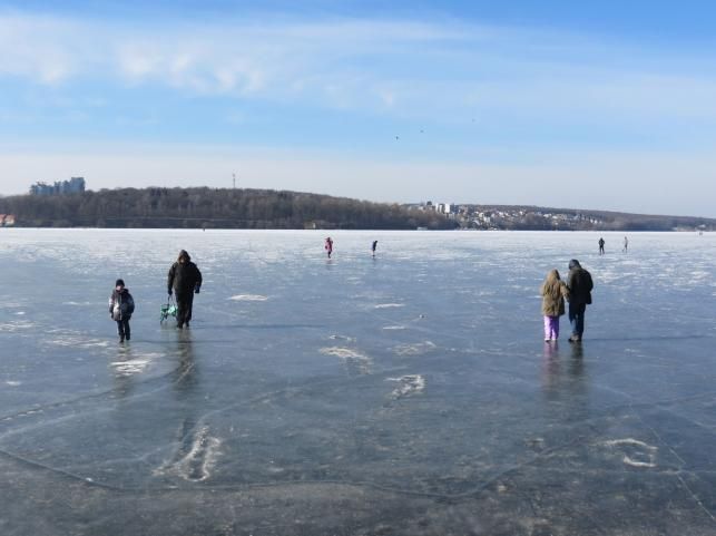 Новини Тернополя - фото з Гуляють, фотографуються та катаються на санках: тернополяни виходять на кригу Ставу