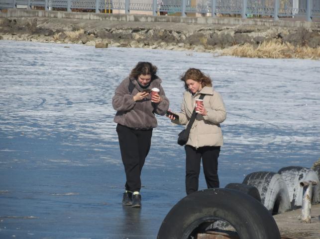 Новини Тернополя - фото з Гуляють, фотографуються та катаються на санках: тернополяни виходять на кригу Ставу
