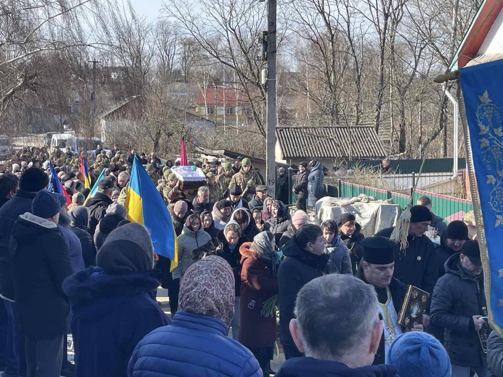 Новини Тернополя - фото з У Борсуківській громаді в останню путь провели Героя Павла Доценка На зображенні може бути: 1 особа, Бранденбурзькі ворота, натовп та текст