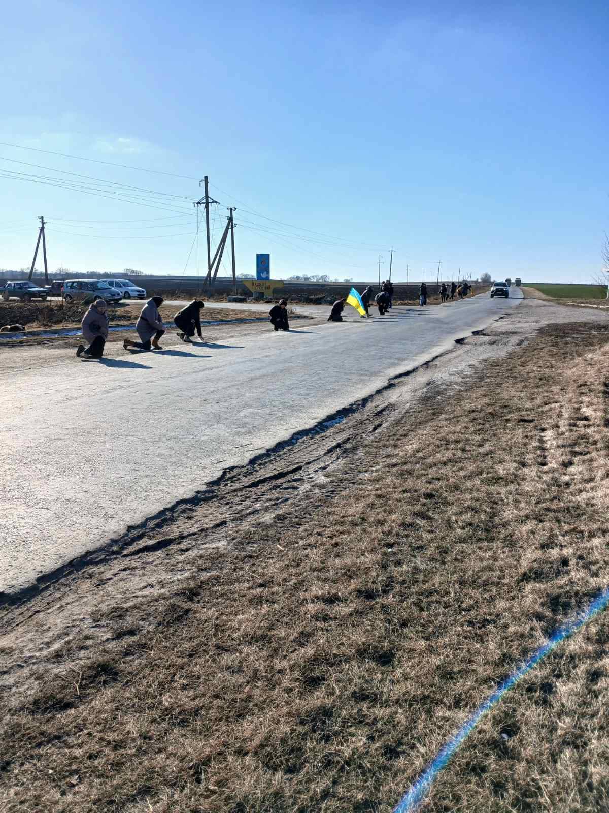 Новини Тернополя - фото з У Борсуківській громаді в останню путь провели Героя Павла Доценка На зображенні може бути: 8 людей та трава
