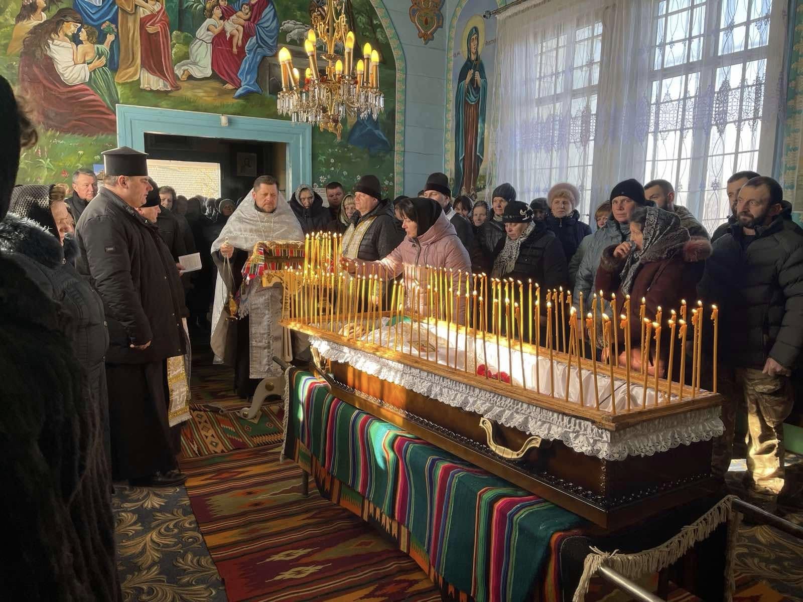 Новини Тернополя - фото з У Борсуківській громаді в останню путь провели Героя Павла Доценка На зображенні може бути: 11 людей та текст