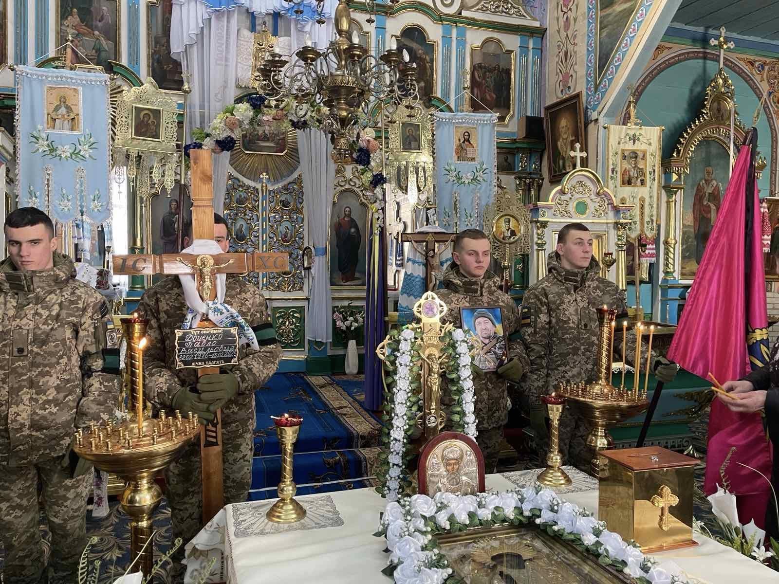 Новини Тернополя - фото з У Борсуківській громаді в останню путь провели Героя Павла Доценка На зображенні може бути: 4 людини