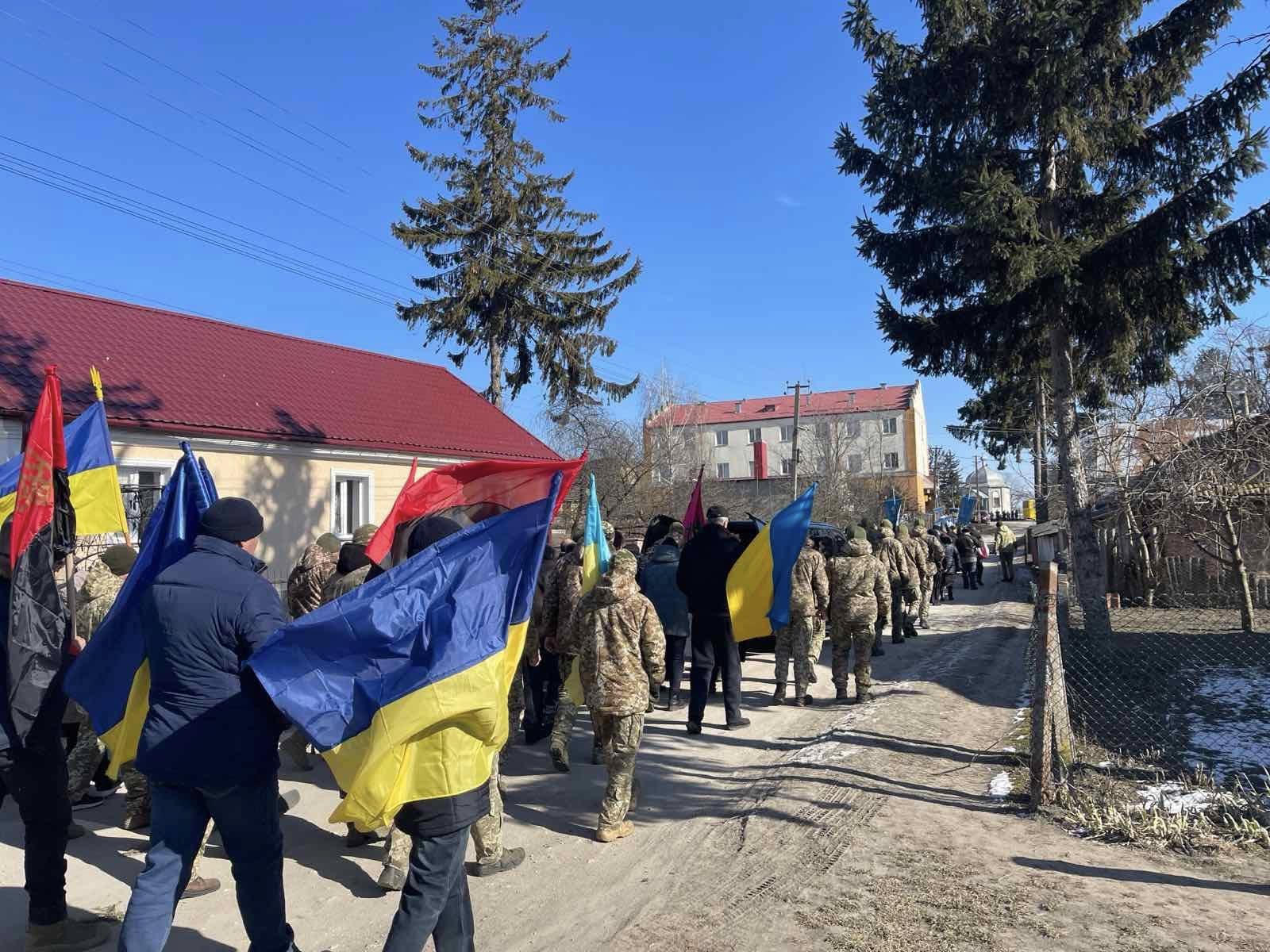 Новини Тернополя - фото з У Борсуківській громаді в останню путь провели Героя Павла Доценка На зображенні може бути: 8 людей