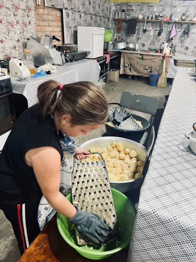 Новини Вінниці - фото з Маленька волонтерка з Вінниччини на рівні з дорослими готує борщі для військових