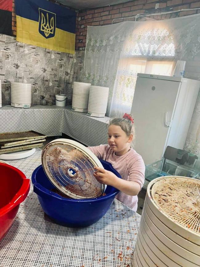 Новини Вінниці - фото з Маленька волонтерка з Вінниччини на рівні з дорослими готує борщі для військових