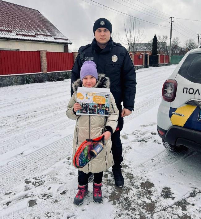 Новини Вінниці - фото з Маленька волонтерка з Вінниччини на рівні з дорослими готує борщі для військових