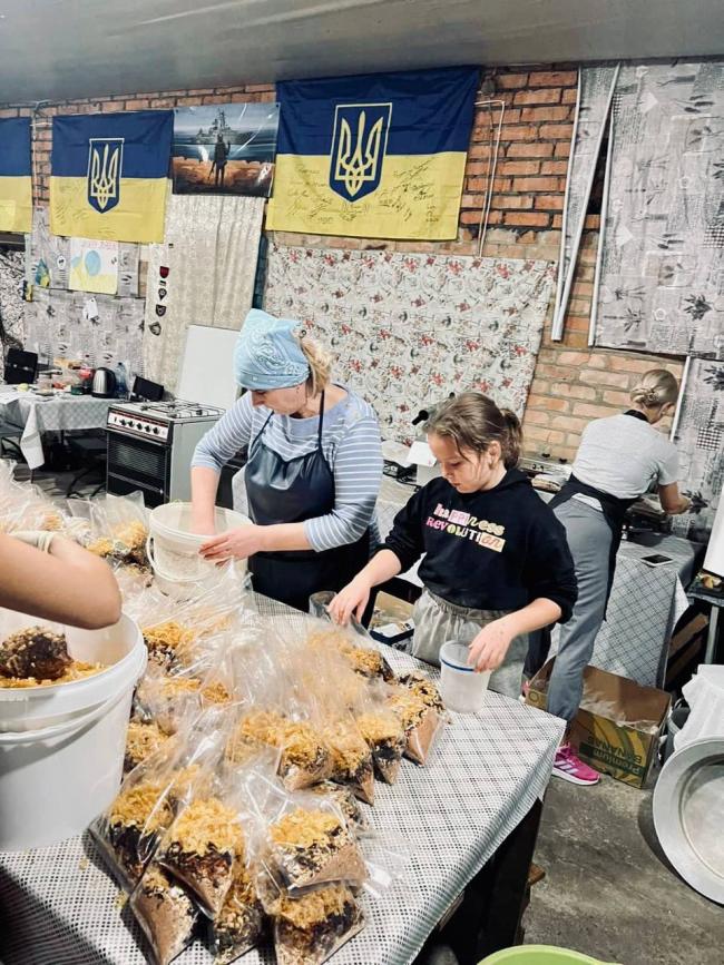 Новини Вінниці - фото з Маленька волонтерка з Вінниччини на рівні з дорослими готує борщі для військових