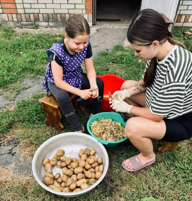 Новини Вінниці - фото з Маленька волонтерка з Вінниччини на рівні з дорослими готує борщі для військових