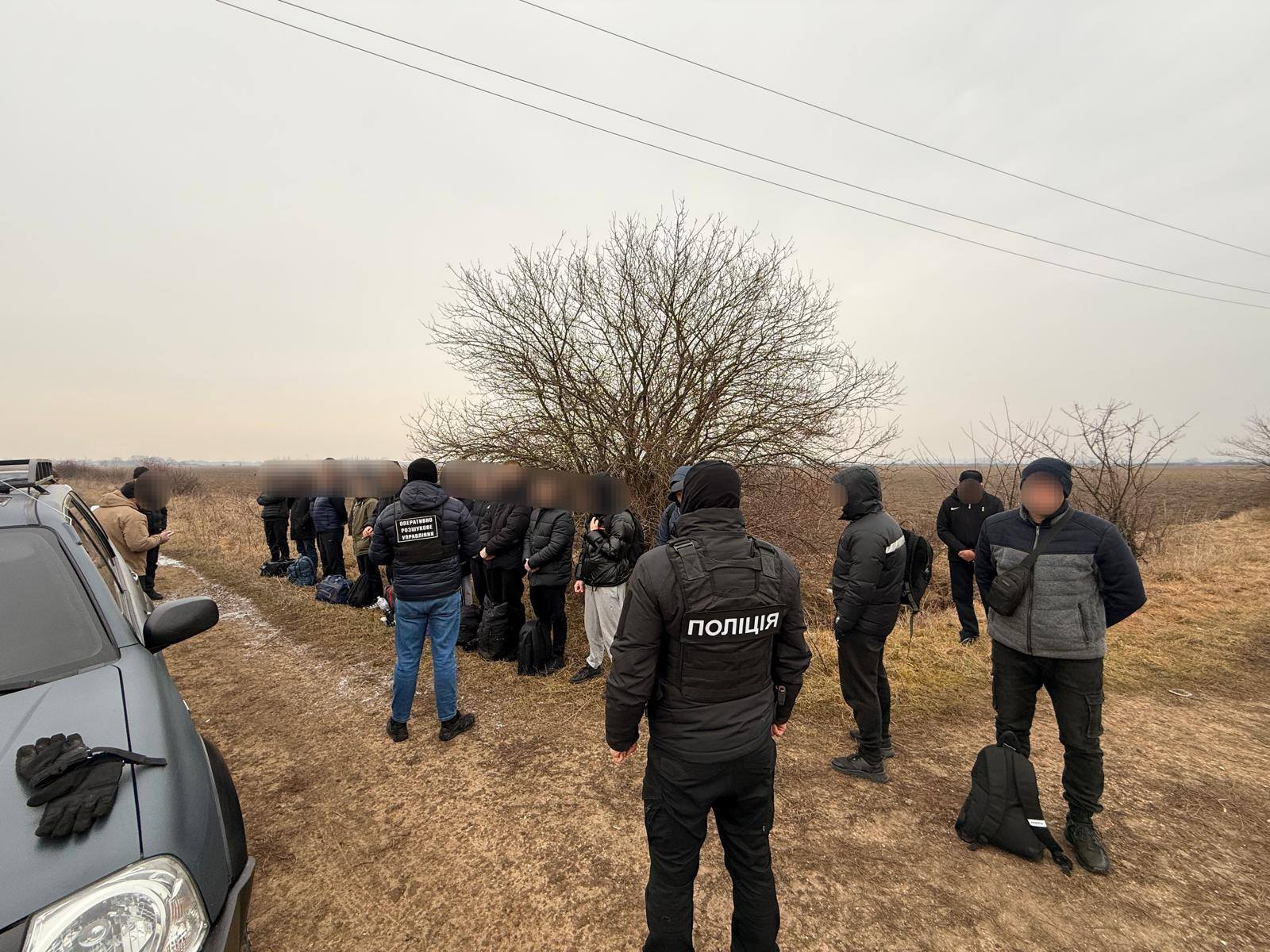Новини Тернополя - фото з 16 чоловіків призовного віку намагались виїхати до Угорщини в мікроавтобусі Возможно, это изображение 9 человек