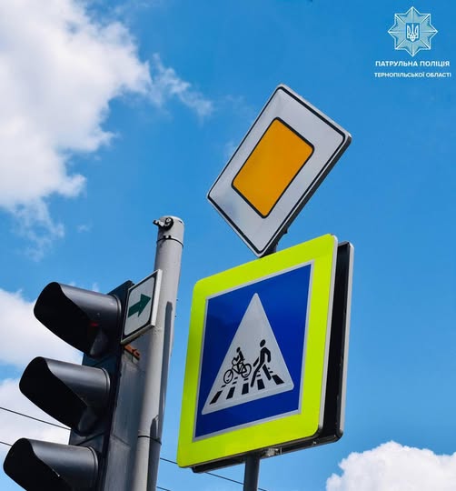 Новини Тернополя - фото з Нові дорожні знаки встановили у Тернополі На зображенні може бути: вулиця, дорога та текст