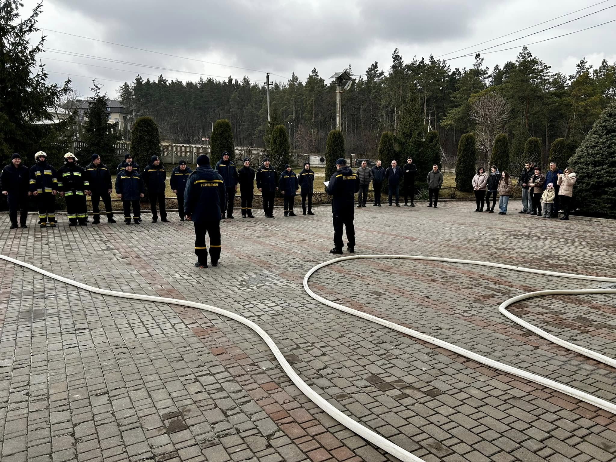 Новини Тернополя - фото з Тягнув службову машину під струменями холодної води: на Тернопільщині пожежники провели колегу на пенсію На зображенні може бути: 20 людей