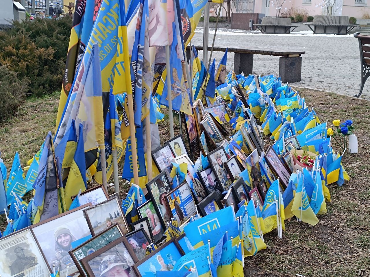 Новини Вінниці - фото з Імена та портрети опинилися під ногами: що не так із новою локацією прапорців пам'яті?