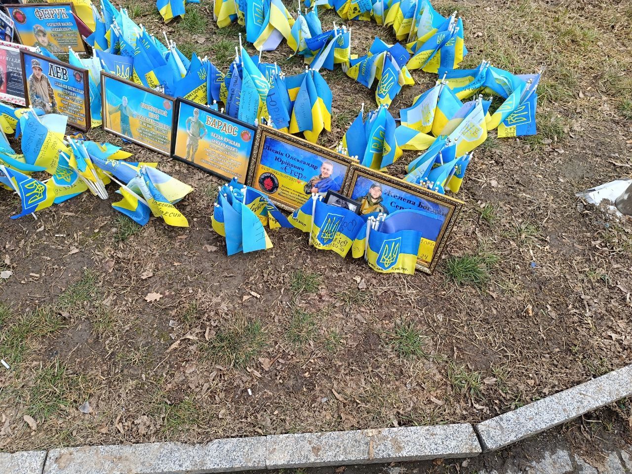 Новини Вінниці - фото з Імена та портрети опинилися під ногами: що не так із новою локацією прапорців пам'яті?