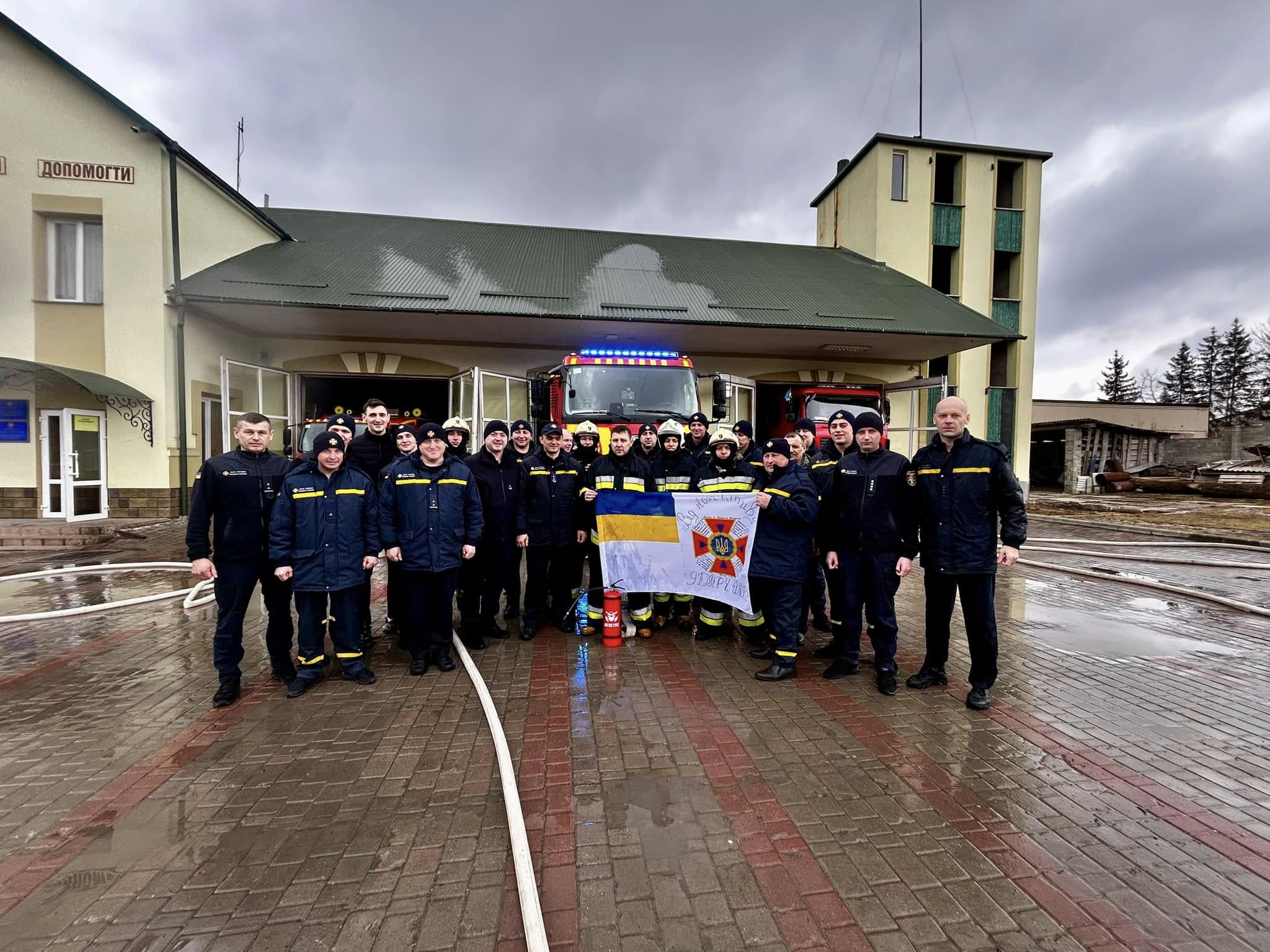Новини Тернополя - фото з Тягнув службову машину під струменями холодної води: на Тернопільщині пожежники провели колегу на пенсію На зображенні може бути: 7 людей, швидка допомога та текст