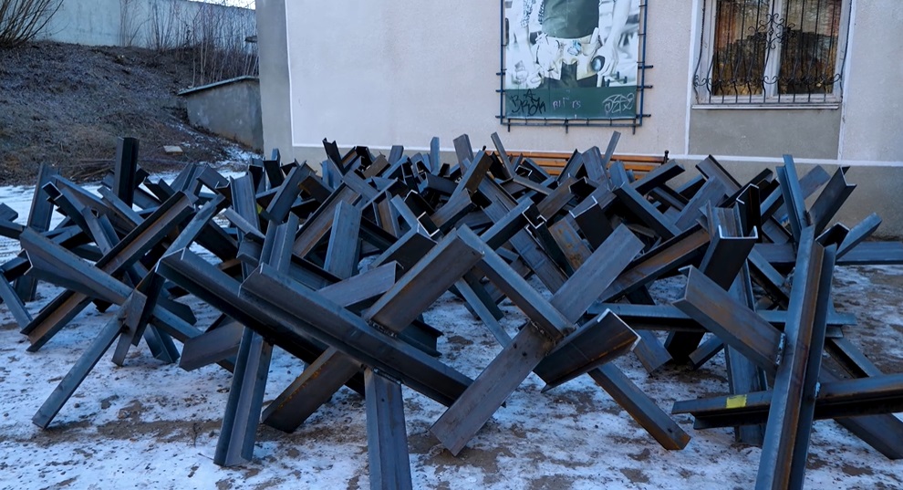 Новини Тернополя - фото з Тернопільські студенти зварюють протитанкові їжаки для захисників