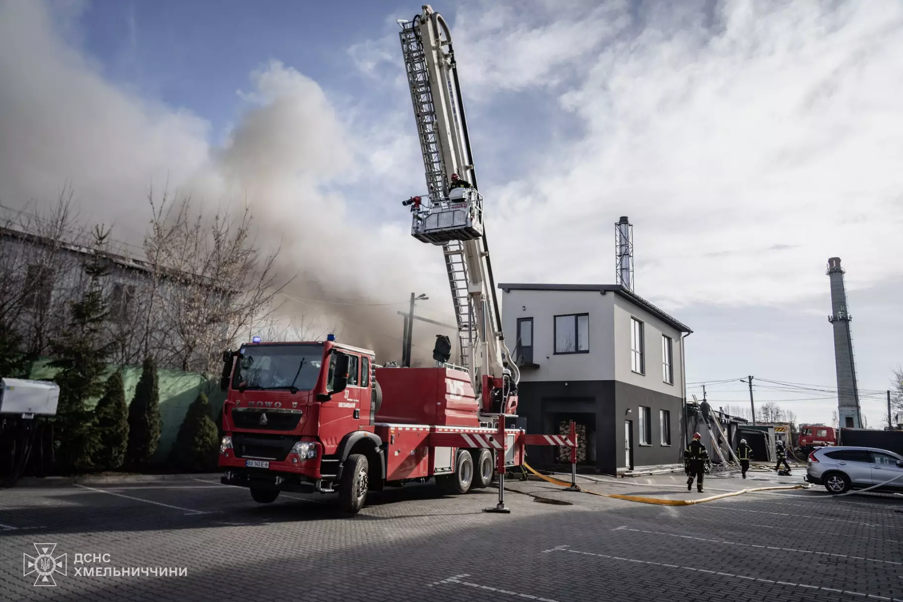 Новини Хмельницького - фото з 32 рятувальники гасили пожежу складу на Прибузькій (ФОТО, ВІДЕО)