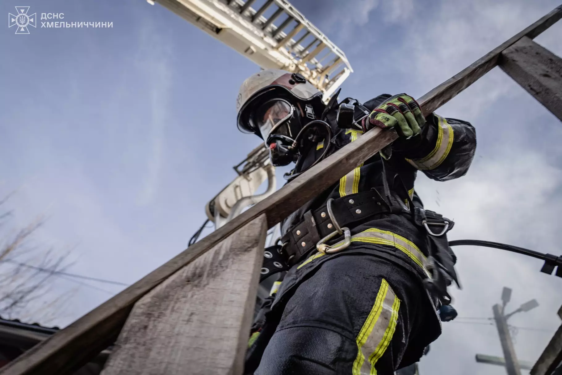 Новини Хмельницького - фото з 32 рятувальники гасили пожежу складу на Прибузькій (ФОТО, ВІДЕО)